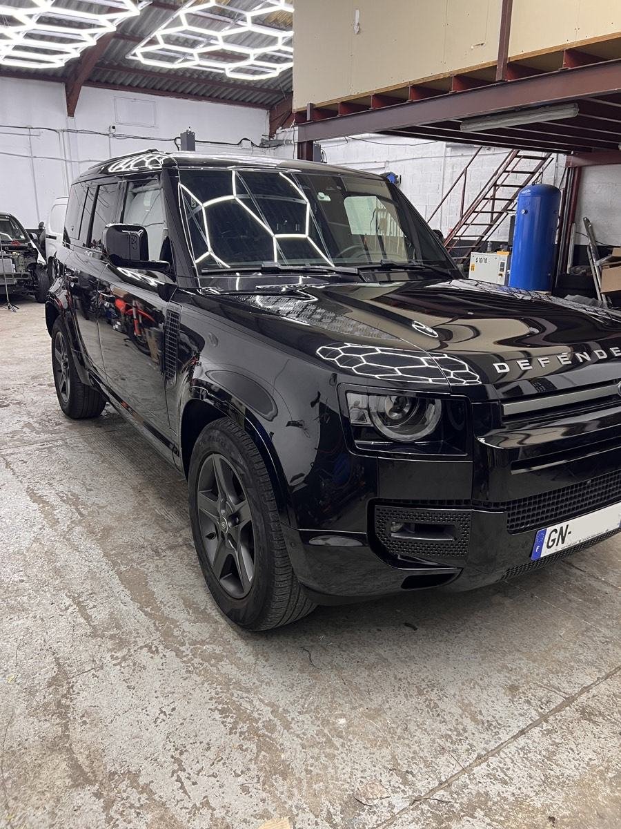 Optique avant d’un véhicule dans l’atelier Arev Car