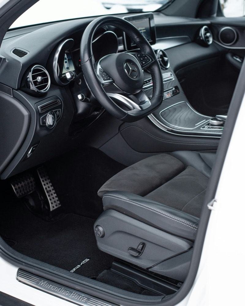 Habitacle automobile propre après un nettoyage intérieur