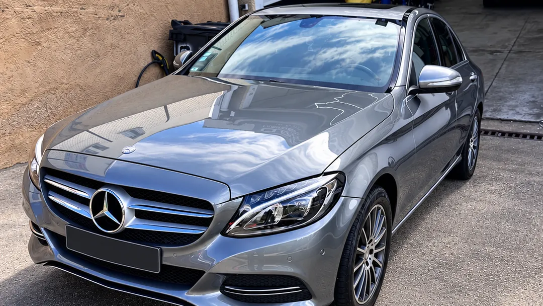 Mercedes Classe C grise devant l’atelier Arev Car à Carnoux-en-Provence