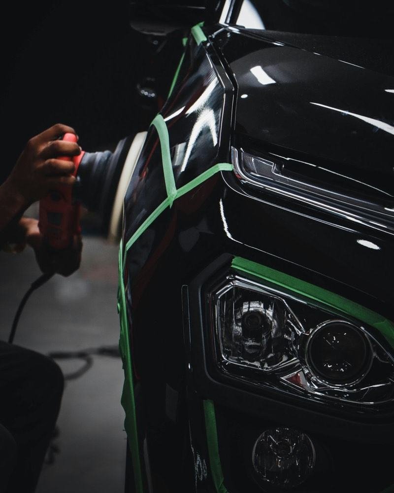 Polish professionnel réalisé sur une carrosserie automobile